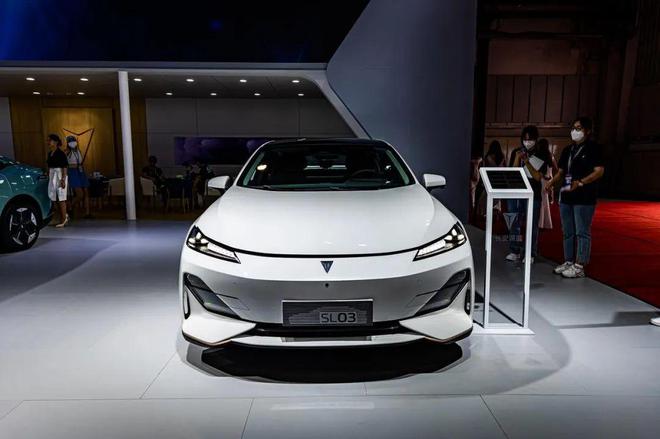 gAozXBAO1a2Xa6b9.jpg